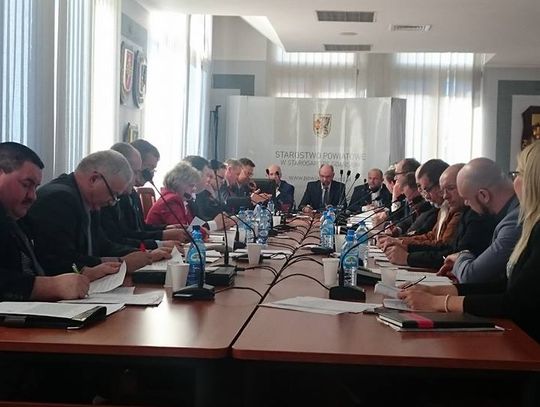 Samorządy w liczbach. Podwyżki dla radnych 