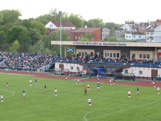 Schody w rozsypce. Coraz mniej czasu na przygotowanie stadionu