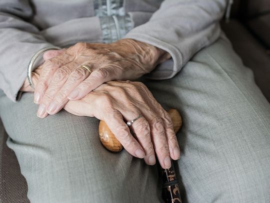 Seniorka straciła blisko 450 tysięcy złotych!