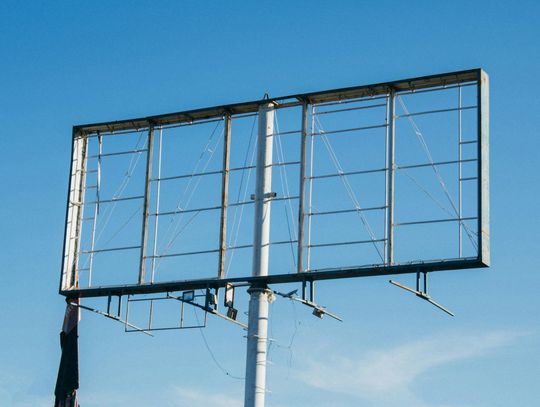 Siatka Mesh czy Baner Winylowy: Który Materiał Wybrać na Reklamę Zewnętrzną?