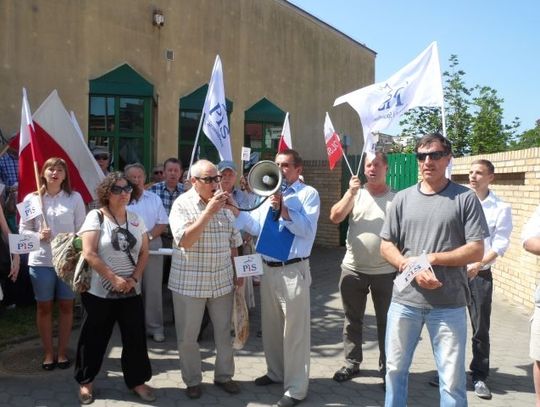 &quot;Skandal&quot;, &quot;Polska dla Polaków&quot;, &quot;Rząd do dymisji&quot; -  krzyczeli manifestujący mieszkańcy 