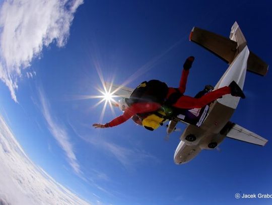 Skoki spadochronowe w tandemie – poczuj buzującą adrenalinę!