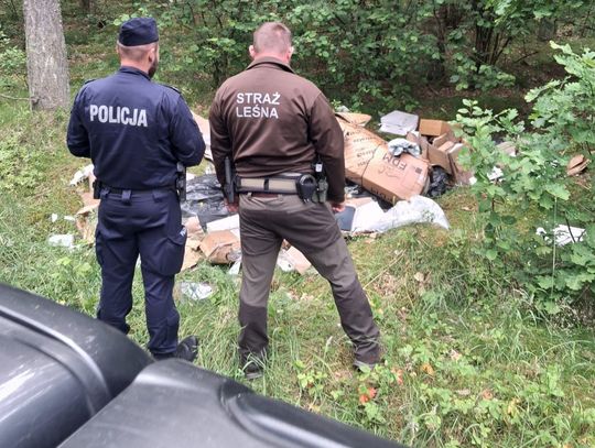 Śmieciarze ukarani! Wywozili do lasu różnego rodzaju odpady