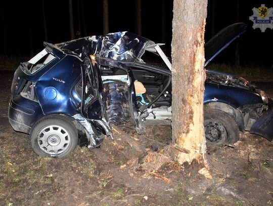 Śmiertelny wypadek - wypadł z drogi i uderzył w drzewo