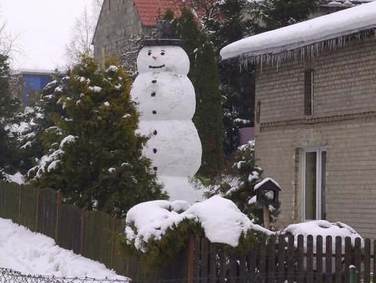 Śnieżny gigant w kapeluszu. Zobaczcie jak wygląda największy bałwan na Kociewiu
