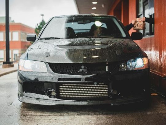 Spalona guma, zgniłe jajo i nie tylko… Jak sobie skutecznie radzić z dziwnymi zapachami w samochodzie?