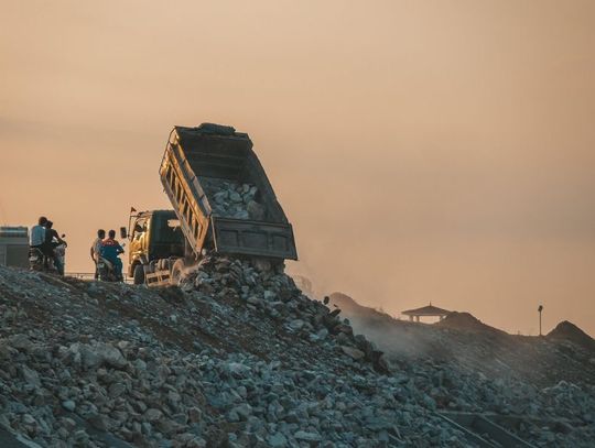 Sposoby na skuteczny i bezpieczny transport odpadów budowlanych i komunalnych