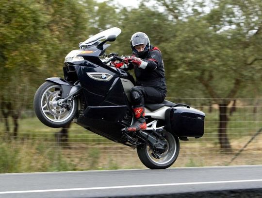 SPRAWA DLA POLICJI. Śmiertelne zagrożenie. Niebezpieczny pirat drogowy na „motorku” 280 km/godz.