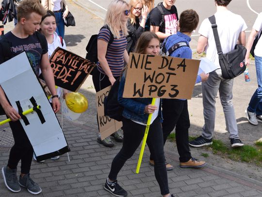 Sprzeciwiają się przekształceniu szkoły w koszary. Protest uczniów i nauczycieli z Publicznego Gimnazjum nr 3