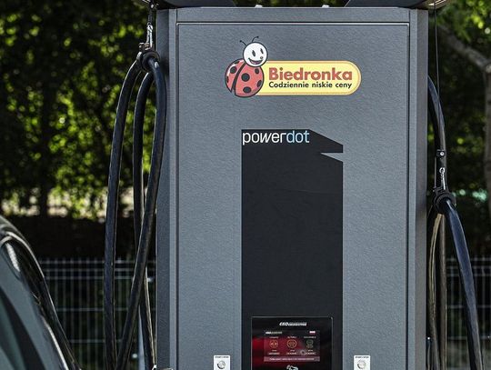 Stacja ładowania pojazdów elektrycznych powstanie przy Biedronce w Skarszewach