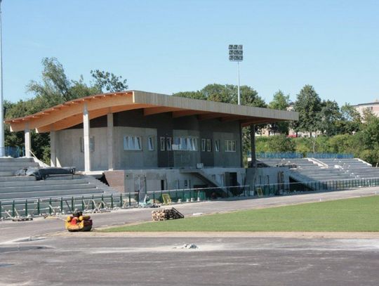 Stadion Deyny pięknieje. Jest murawa, będzie bieżnia