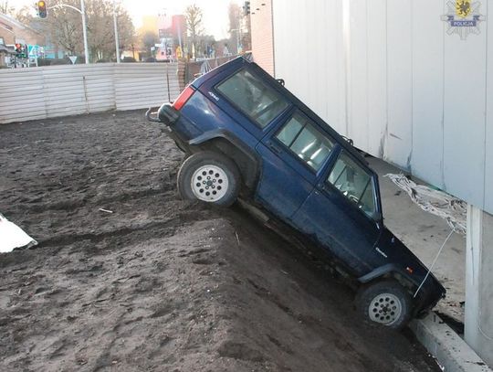 Staranował ogrodzenie i wjechał na plac budowy ZDJĘCIA 