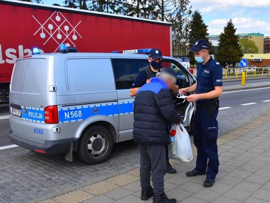 Starogardzcy policjanci rozdawali maseczki 