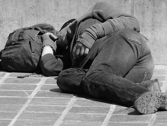 Statystyki są niepokojące. Przybywa osób bezdomnych 