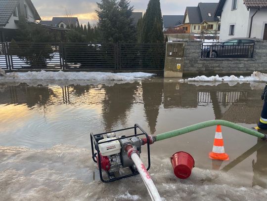 Strażacy mają ręce pełne roboty. Woda roztopowa zalewa piwnice, posesje i drogi Strażacy mają ręce pełne roboty. Woda roztopowa zalewa piwnice, posesje i drogi