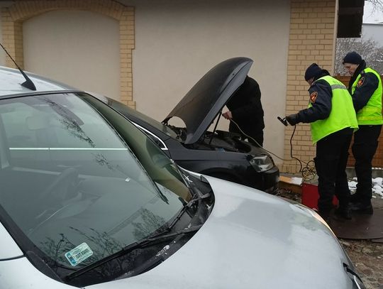 Strażnicy miejscy pomagają mieszkańcom odpalić auta zimą. Potrzebujesz pomocy? Zadzwoń