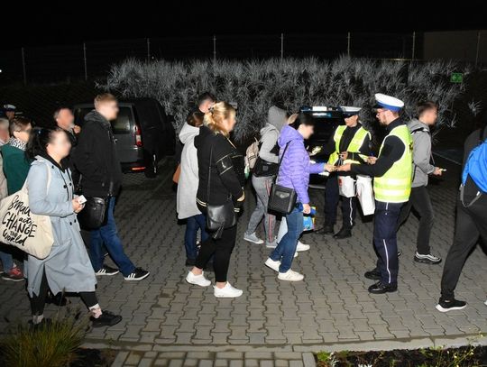 Świeć przykładem - noś odblaski. Policjanci rozdawali odblaski i przypominali, jak ważne jest ich noszenie po zmroku