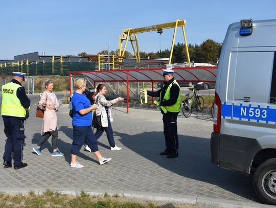 Świeć przykładem. Policjanci rozdawali odblaski