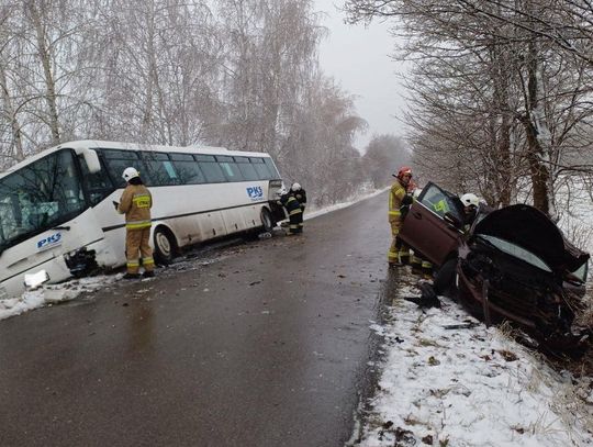 Szklanka na drogach. Autobus PKS zderzył się z autem osobowym