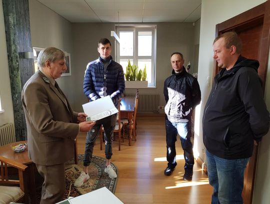 Szybka interwencja trzech dzielnych mężczyzn uratowała las przed pożarem 
