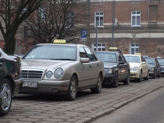 Taxi na czarno. Walka o miejsce. Będą kontrole taksówek