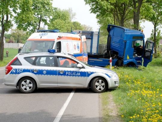 Tir nagle wjechał w drzewo