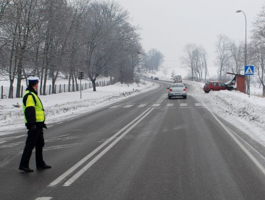 Tragiczne poślizgi. Unik przed zderzeniem - sześć osób rannych