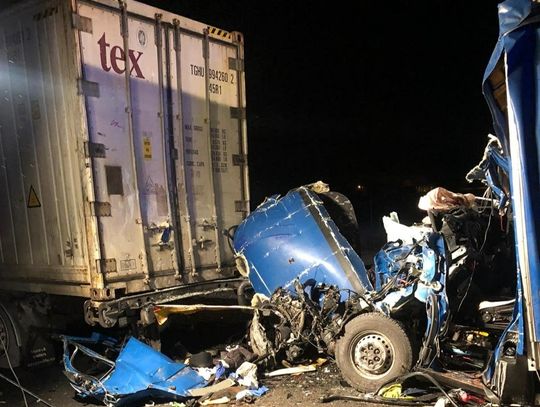 Tragiczny wypadek na autostradzie A1. Dostawczy bus wbił się w ciężarówkę 