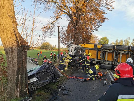 Tragiczny wypadek na DW 222. Kierowca osobówki zginął na miejscu 