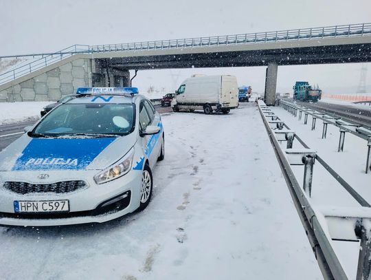 Trudne zimowe warunki na drogach - kierowco, zachowaj ostrożność!