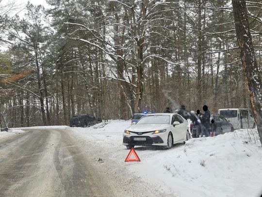 Trzy kolizje i jeden wypadek. Kierowcy alarmują o niebezpiecznym zakręcie w Czarnocinie