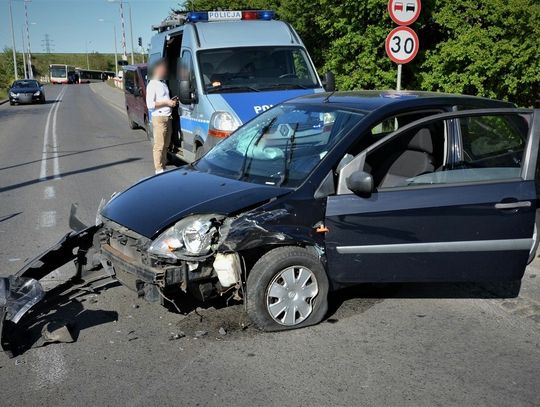 Trzy osoby trafiły do szpitala. 62-latek wymusił pierwszeństwo i doprowadził do wypadku 