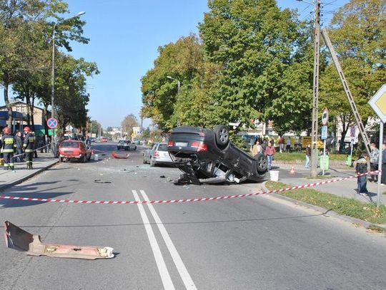 Uciekał skradzionym w Niemczech bmw, pirat uszkodził 4 auta, dwie osoby ranne