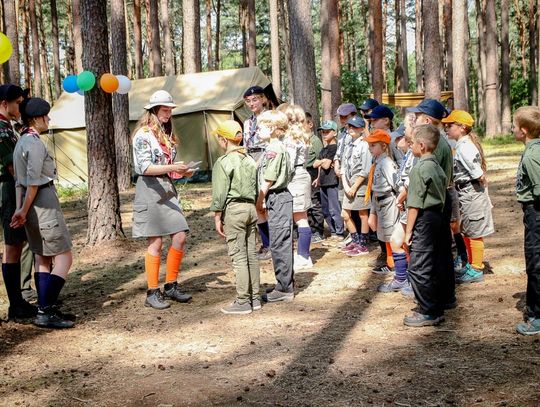 Uczą się życia bez miejskich wygód. Obóz harcerski w Skrzyni