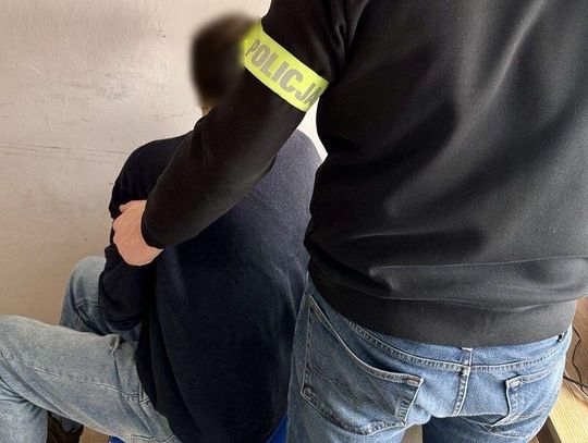 Ukradł plecak ratownikowi medycznemu, płacił cudzymi kartami w sklepach i restauracjach. 37-latek z Tczewa usłyszał 23 zarzuty