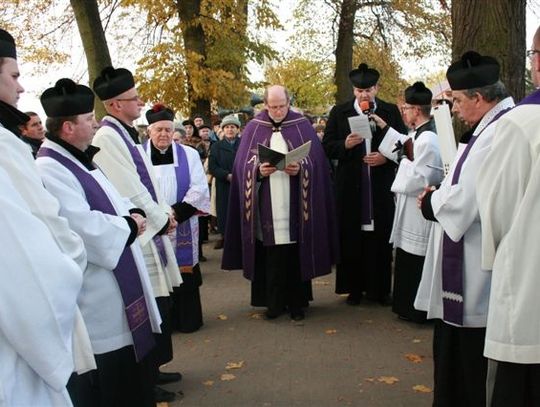 Umarli pouczają żywych. Płonące świece i słowa niczym testament