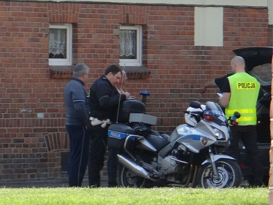 Upadł wychodząc przez okno, potrącił go samochód 