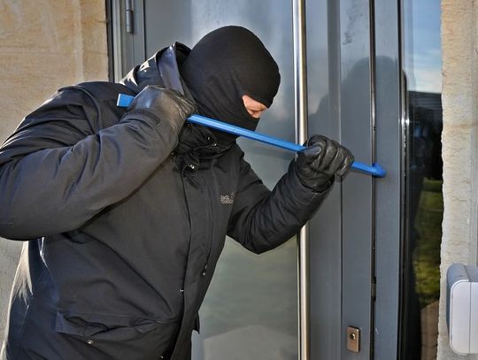 UWAGA! Mówią, że chcą kupić działkę. Wywabiają właścicieli i okradają dom