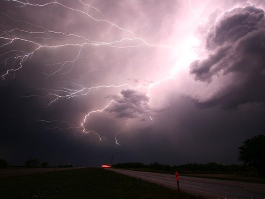 UWAGA na burze i porywisty wiatr! Biuro Meteorologiczne w Gdyni wydało ostrzeżenie 