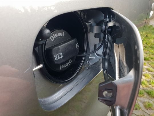 UWAGA! Nieznani sprawcy kradną w nocy paliwo a aut