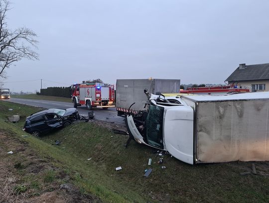 UWAGA: Poważny wypadek na DW 222 w miejscowości Kokoszkowy. Ruch odbywa się wahadłowo [FOTO]