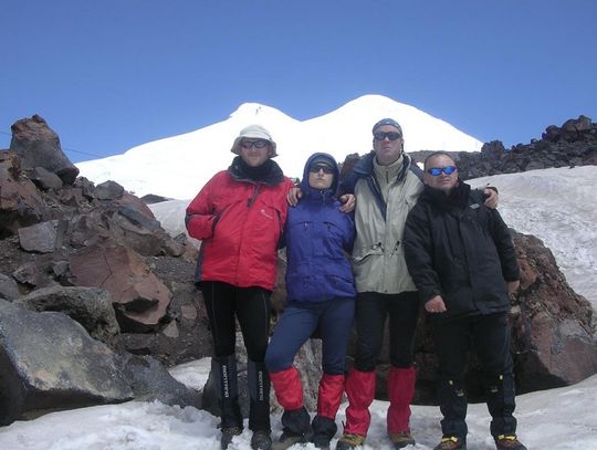 W 16 godzin pokonali 1,5 km do szczytu Elbrus - najwyżej w Europie