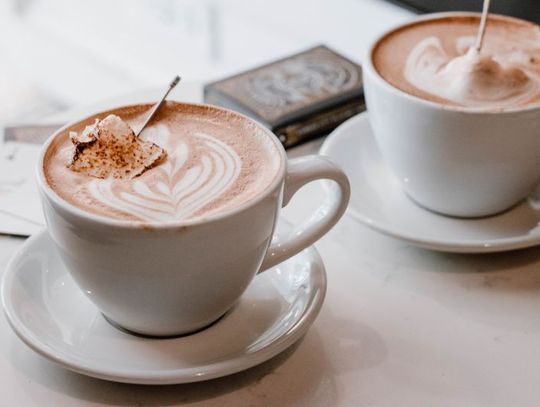 W czym serwować cappuccino, a w czym espresso? Rodzaje filiżanek do kawy