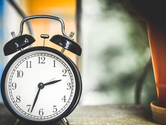 W niedzielę pośpimy dłużej. Zmiana czasu z letniego na zimowy