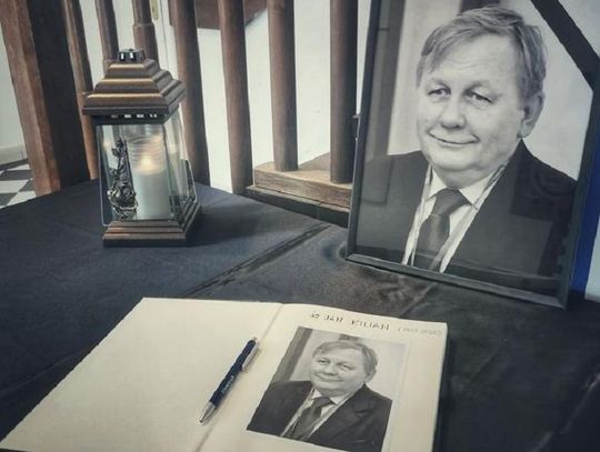 W Ratuszu wyłożono księgę kondolencyjną