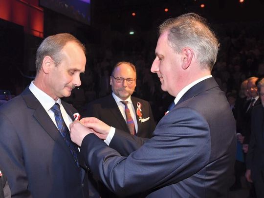 W uznaniu za osobisty udział  i wkład w przemiany demokratyczne w Polsce