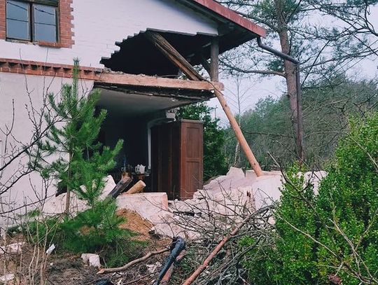 WAŻNE: Katastrofa budowlana w gminie Lubichowo. Na 50-letniego mężczyznę zawaliła się ściana budynku 