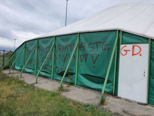 WAŻNE! Nieznani sprawcy zniszczyli kilka hal sportowych w mieście. Straty sięgają setek tysięcy złotych