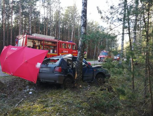 WAŻNE: Śmiertelny wypadek w gm. Osieczna. Zginął pasażer Volkswagena 