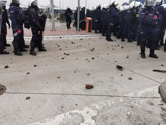 WAŻNE: Szturm na granicę. Polski policjant ciężko ranny. W akcji armatki wodne i miotacze gazu 